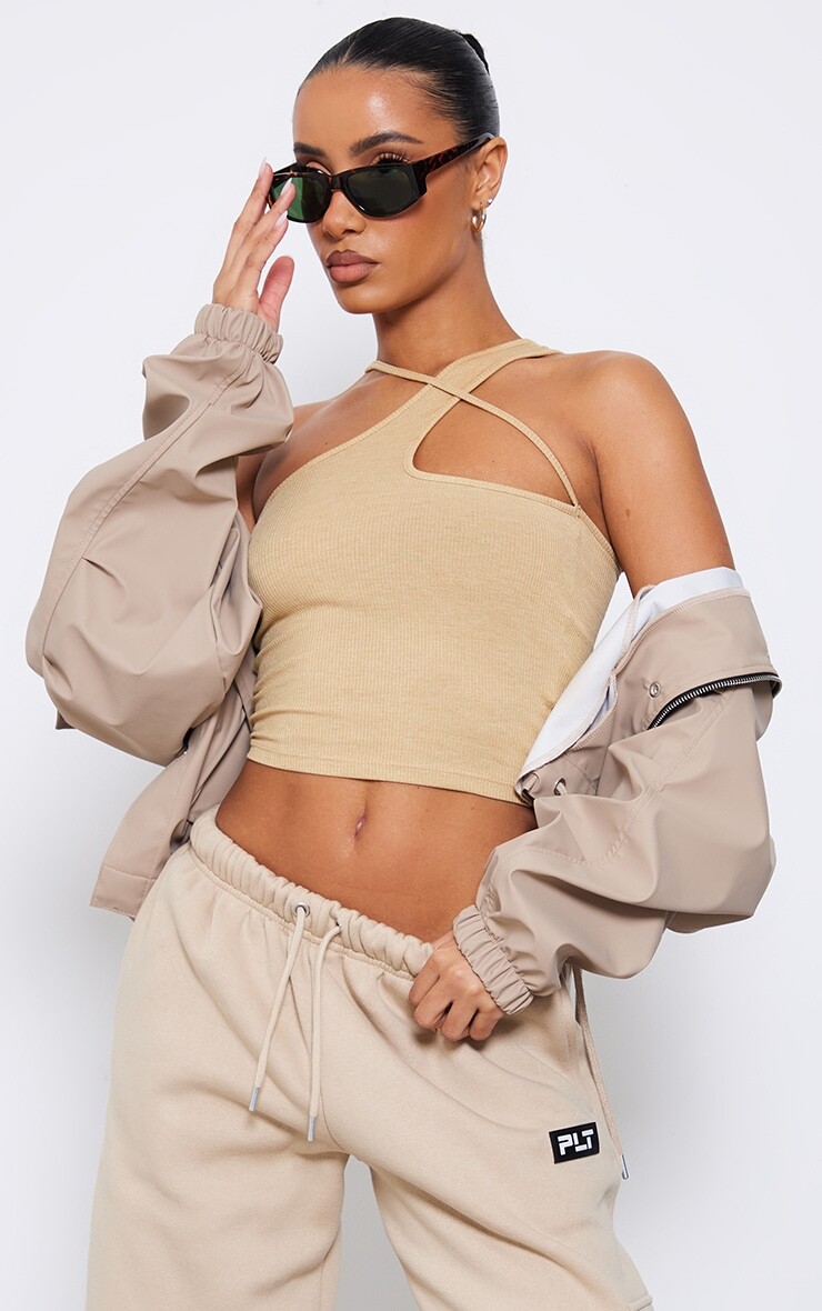 

PrettyLittleThing Укороченный топ Camel Soft Rib с асимметричными бретелями