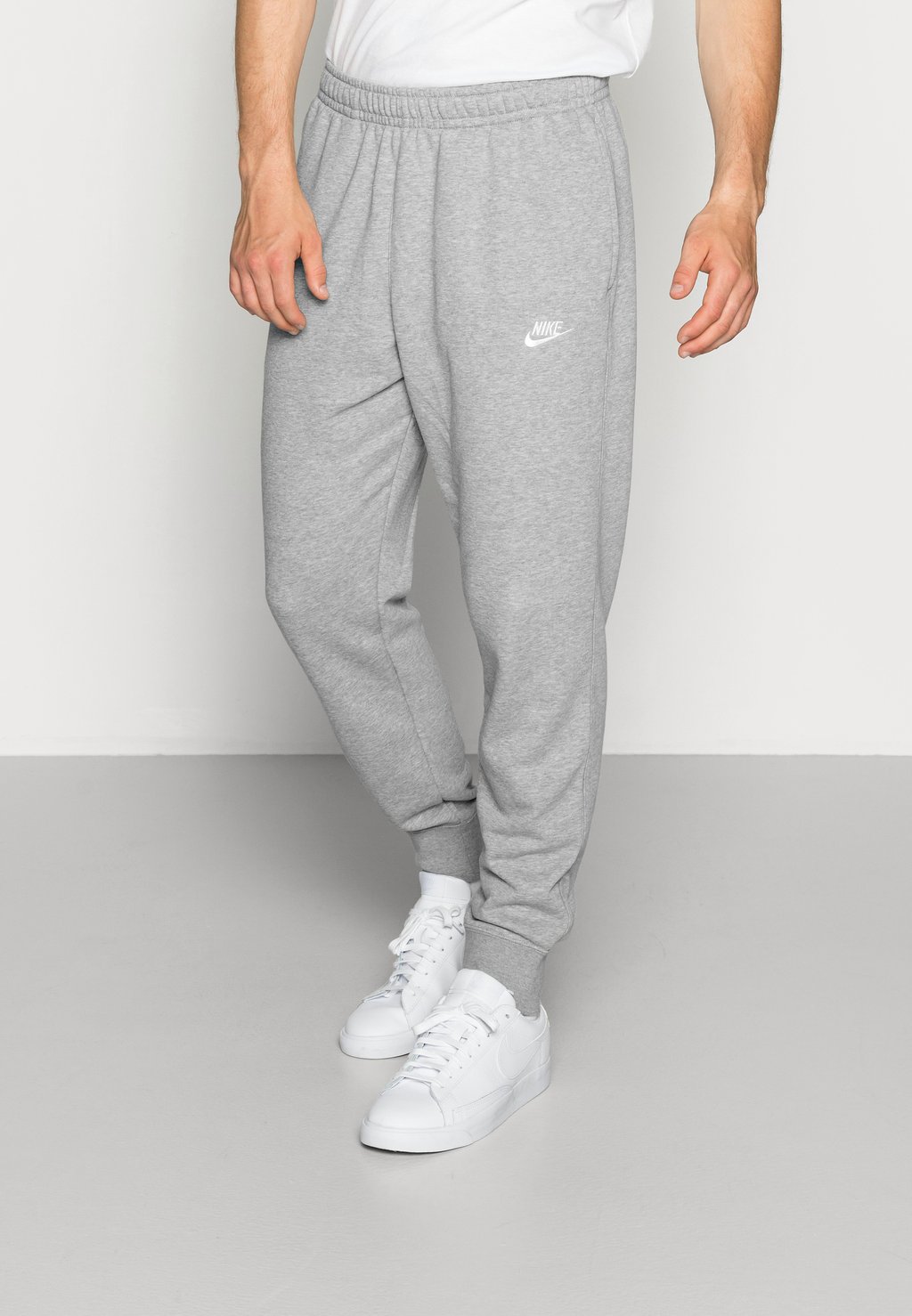 Спортивные брюки CLUB JGGR FT Nike, темно-серый вереск/матовое серебро/белый