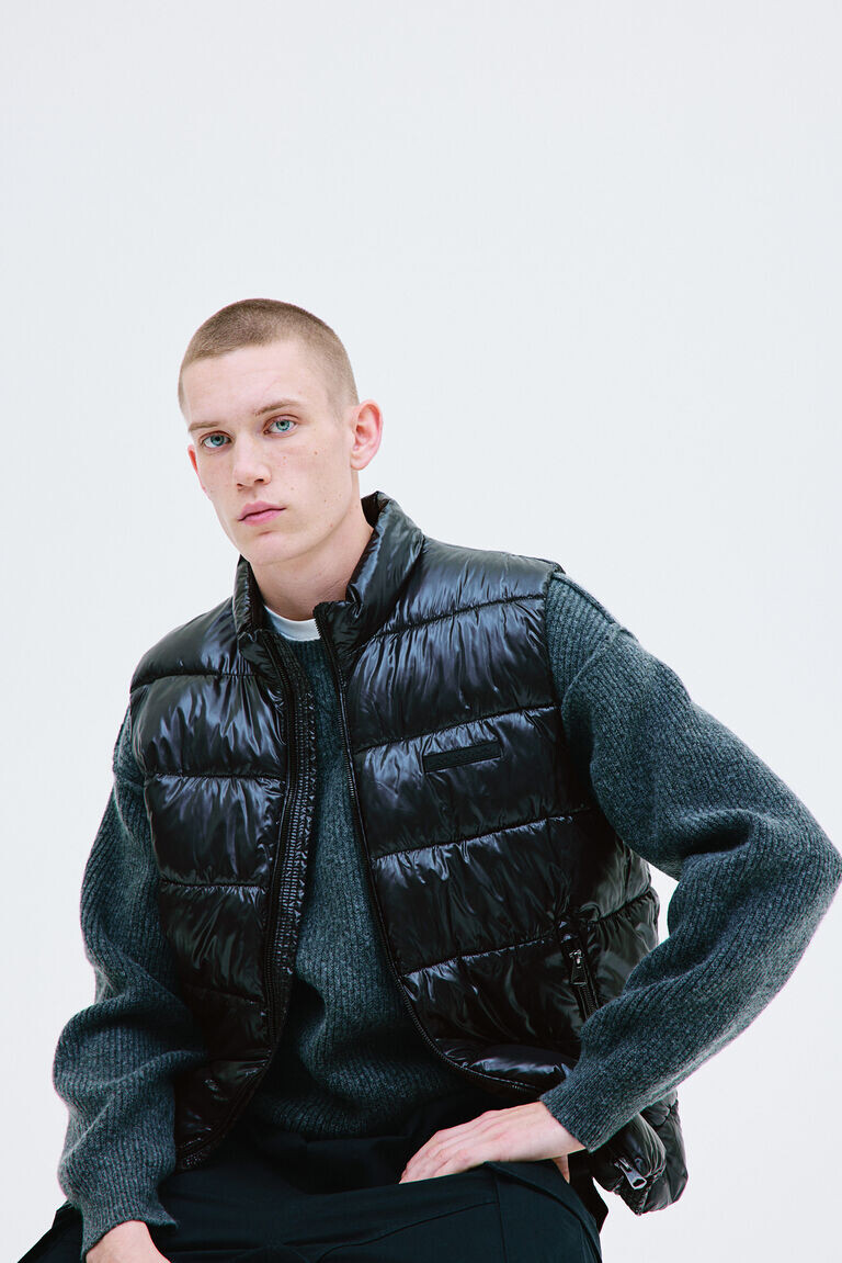 

Пуховый жилет regular fit H&M, черный