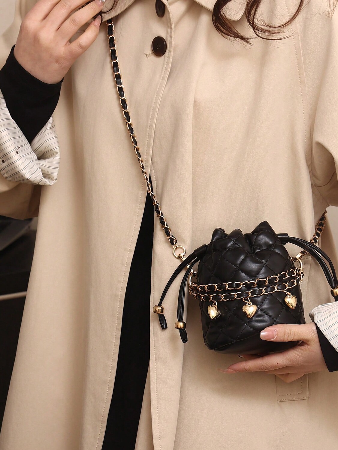 

Сумка-мешок на цепочке с вышитым ромбовидным узором, черный