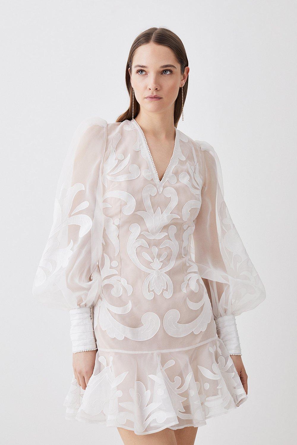 цена Высокое тканое мини-платье на пуговицах из органди с аппликацией Karen Millen, белый