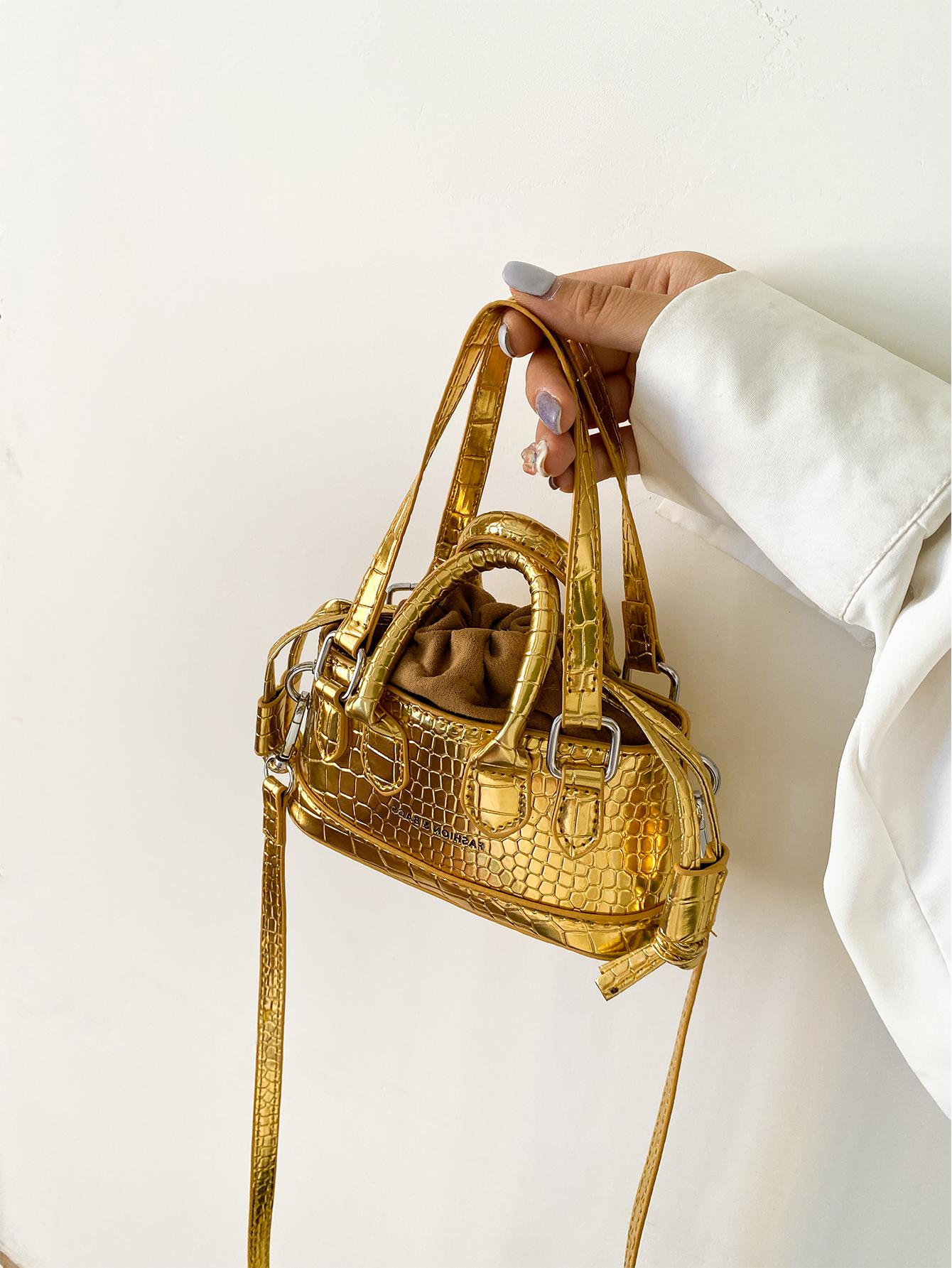 Миниатюрная сумка-саквояж с тиснением под крокодила с двойной ручкой и буквами, золото