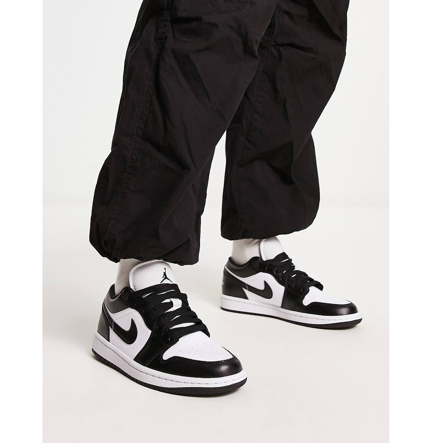 

Бело-черные кроссовки Jordan AJ1 Low