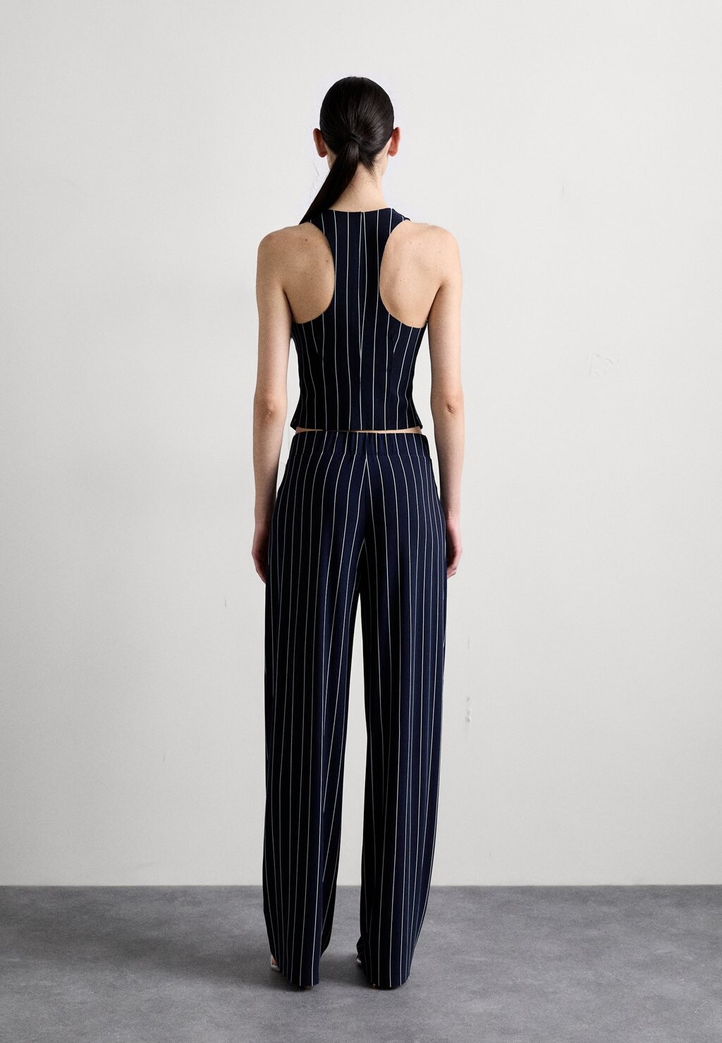 

Брюки Low Rise Pleated Trouser Norma Kamali, настоящий темно-синий