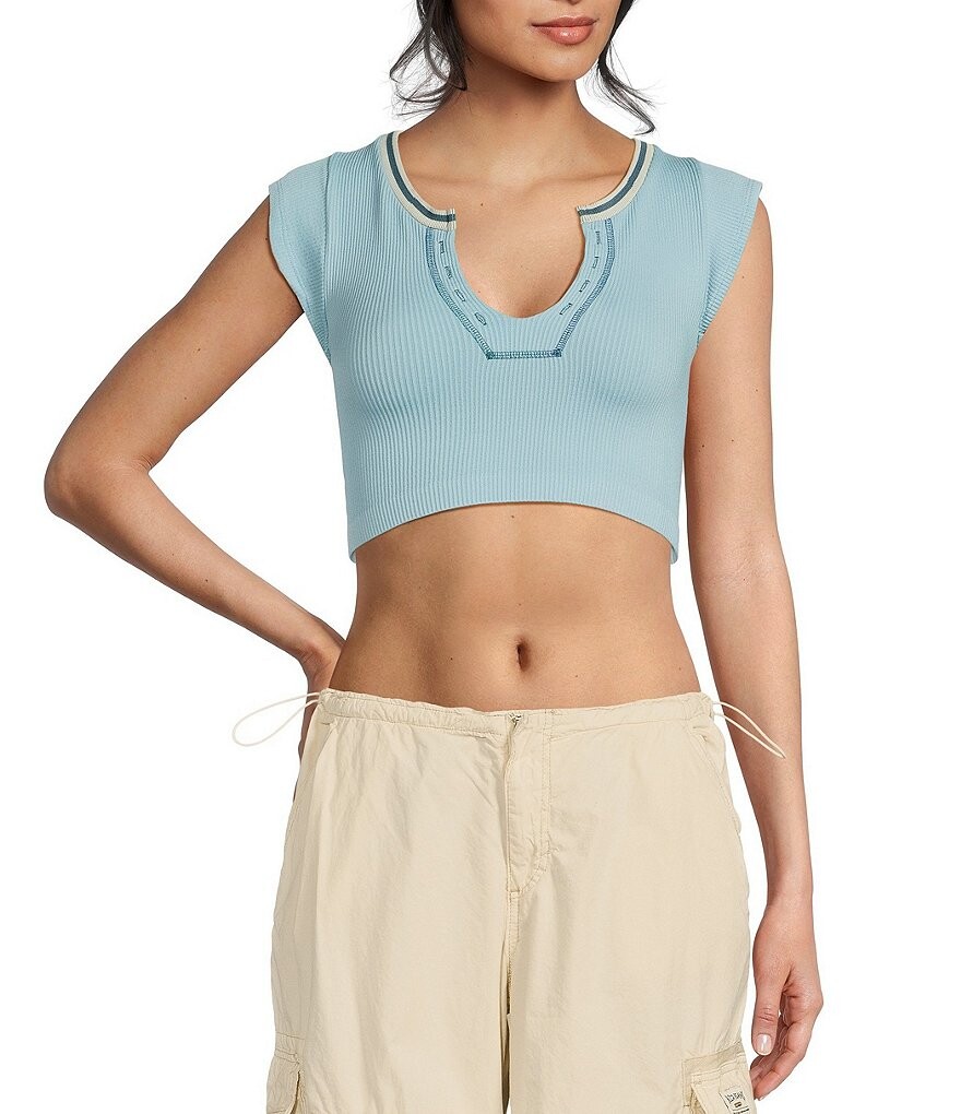 

BDG Urban Outfitters выбирает золотой укороченный топ с короткими рукавами, синий