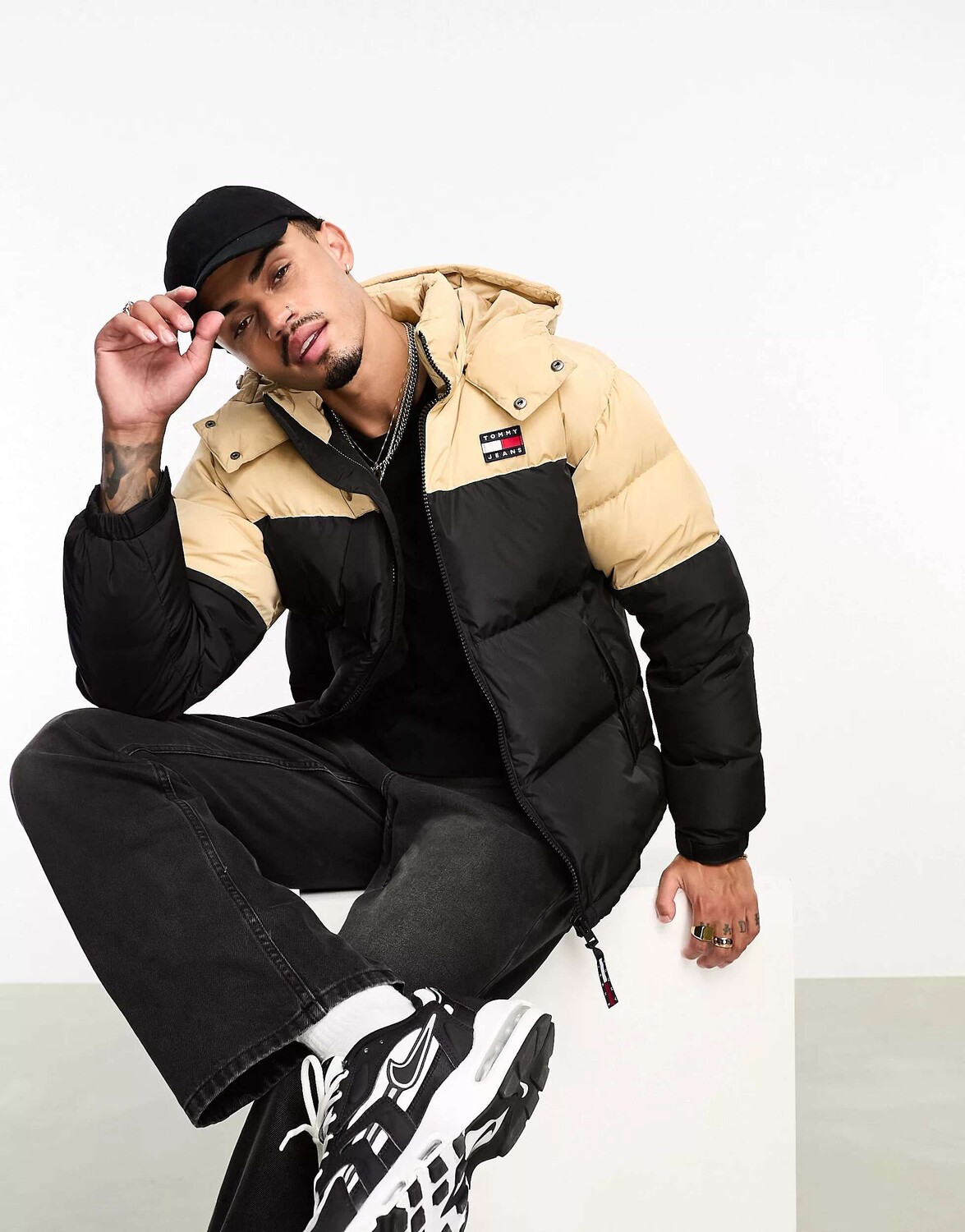 

Черная дутая куртка в стиле колор-блок Tommy Jeans Alaska