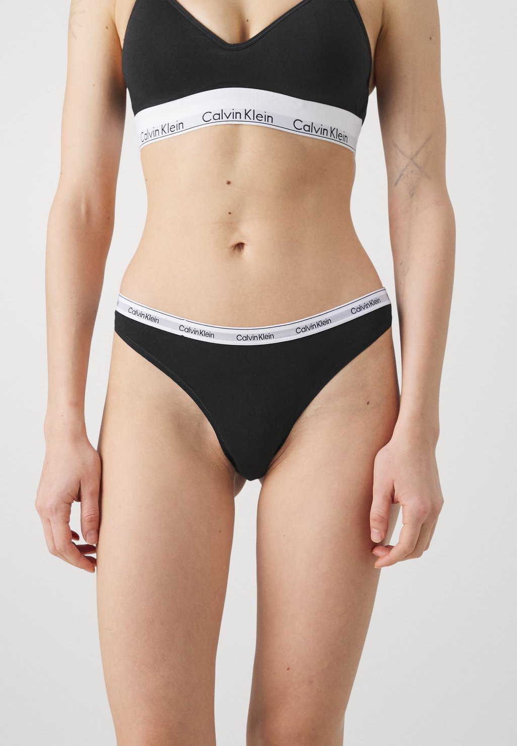 Стринги THONG Calvin Klein Underwear, черный цена и фото