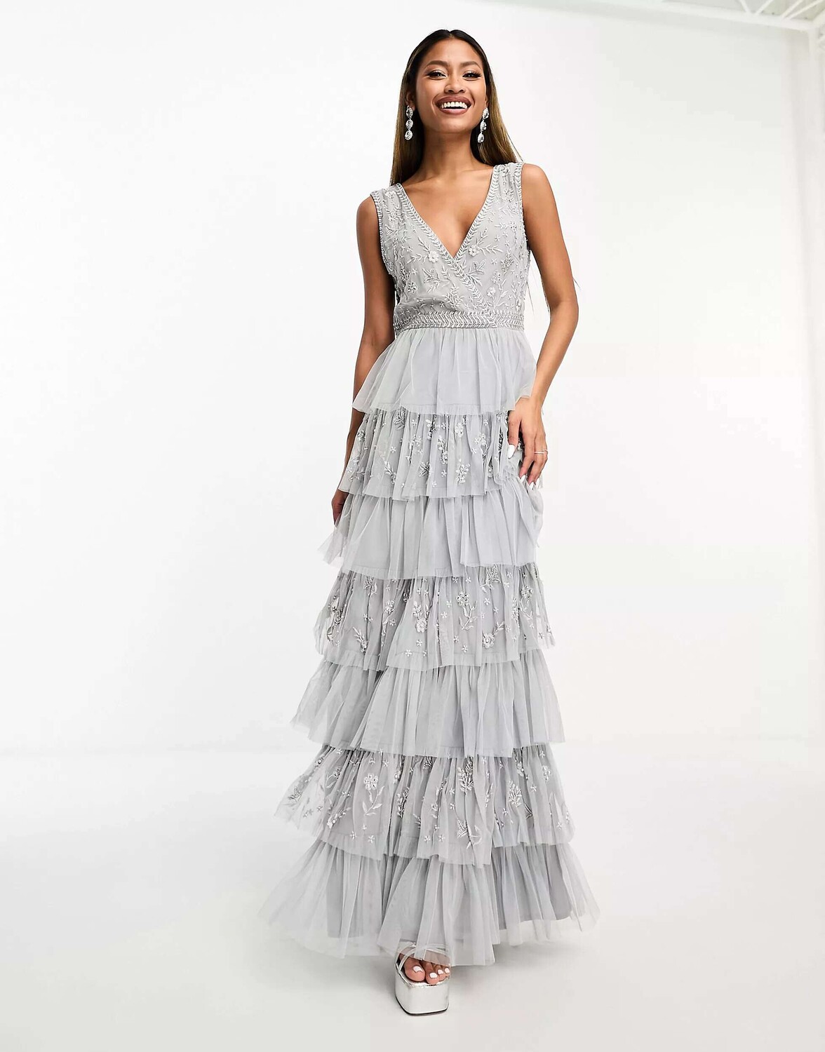 

Светло-серое многоярусное платье миди с вышивкой Beauut Bridesmaid
