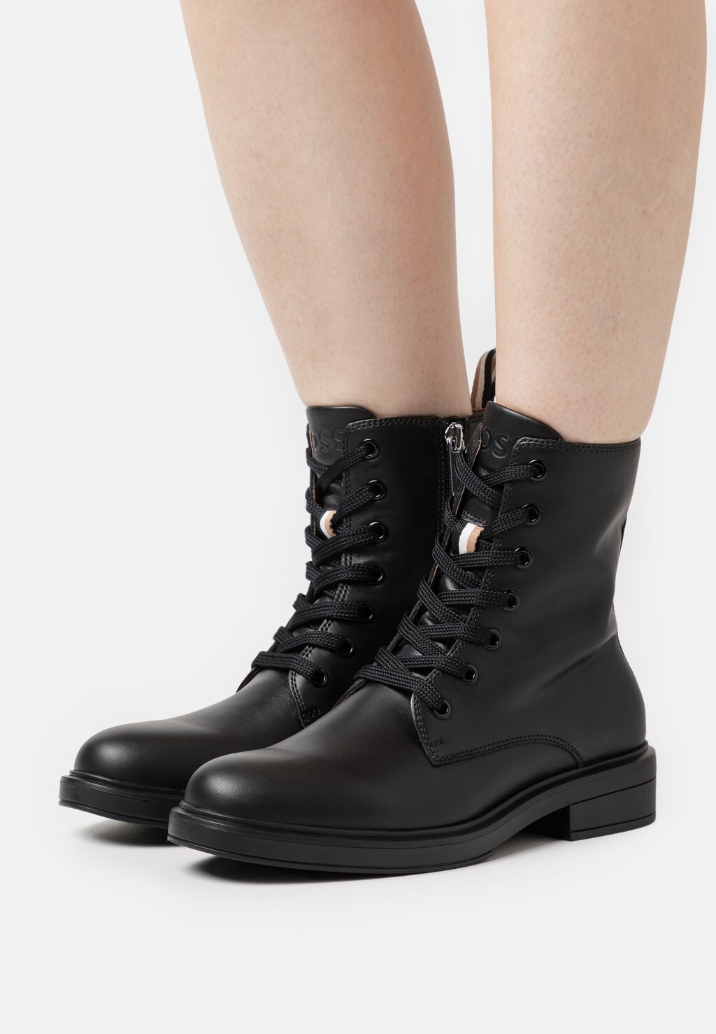 

Ботильоны на шнуровке VANITY LACE UP BOOTIE BOSS, черный