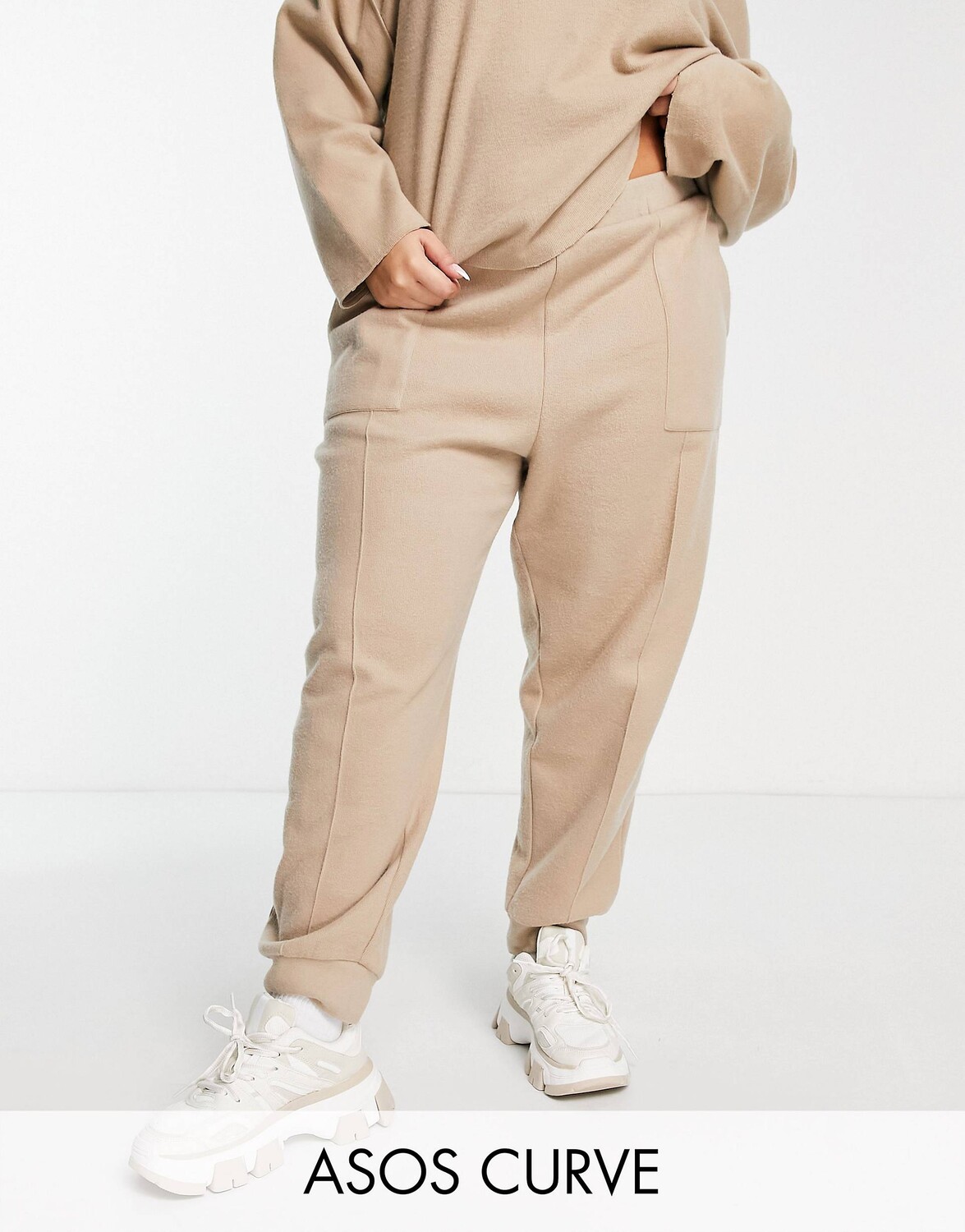 

Сверхмягкие джоггеры со швами верблюжьего цвета ASOS DESIGN Curve co-ord, Серый