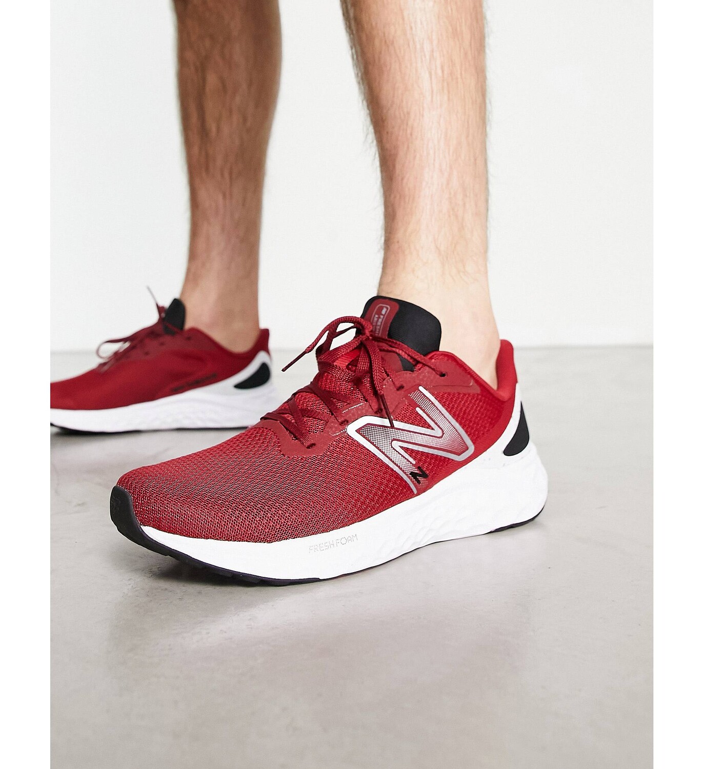 

Красные кроссовки New Balance Running Arishi V4