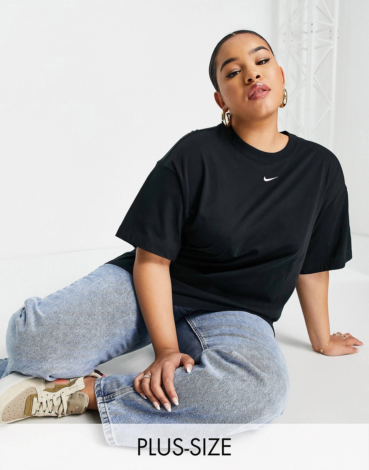 

Футболка Nike Plus Central Swoosh Oversized, черный