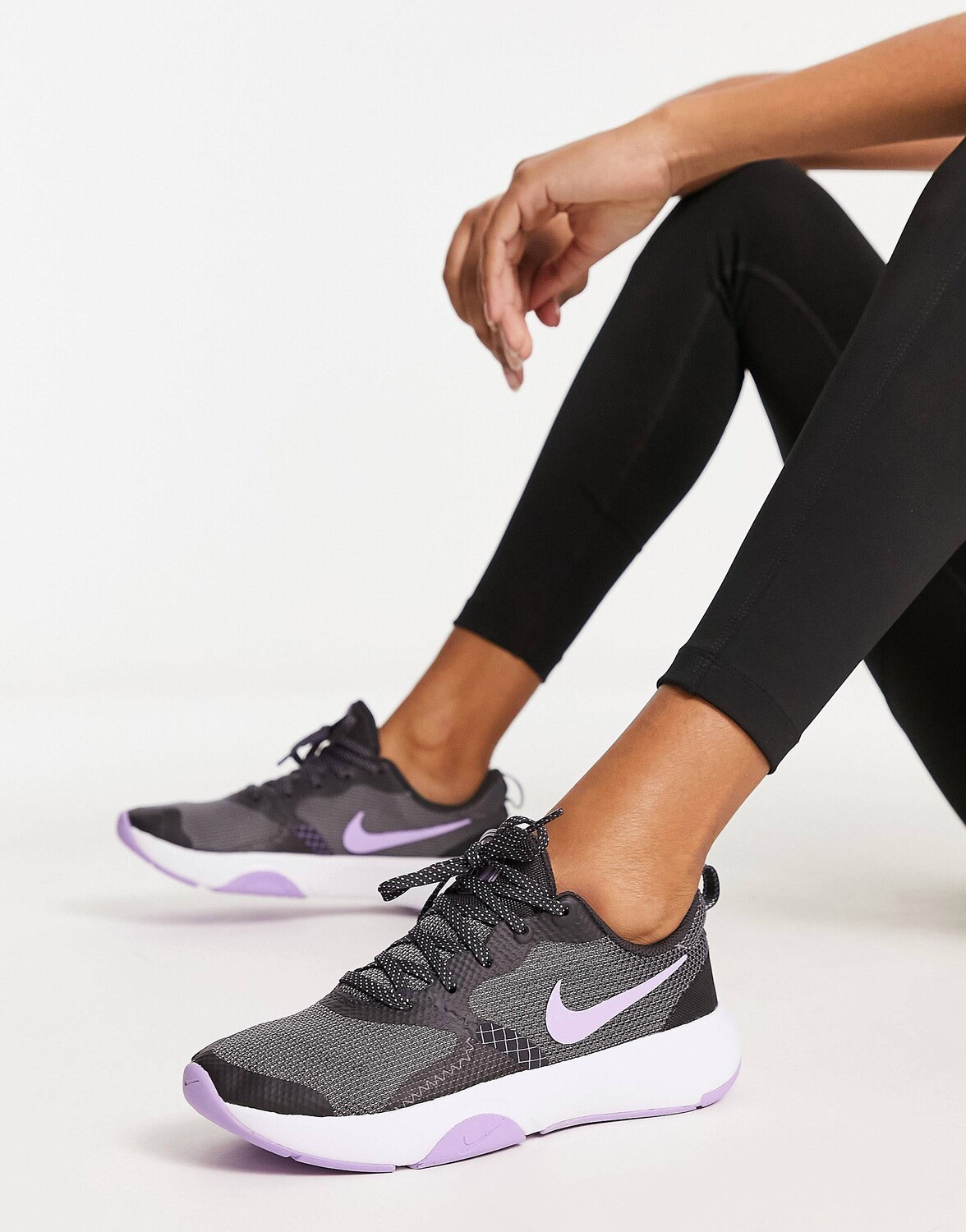 

Черно-фиолетовые кроссовки Nike Training City Rep