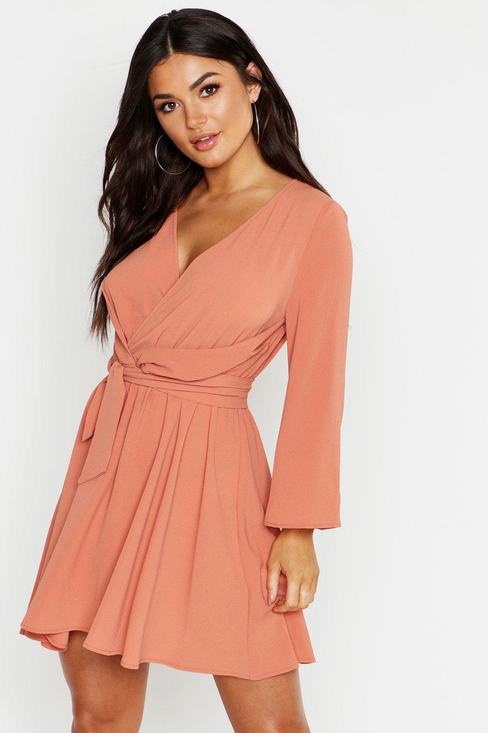 Платье плиссированной юбки с расклешенными рукавами и завязками boohoo, розовый