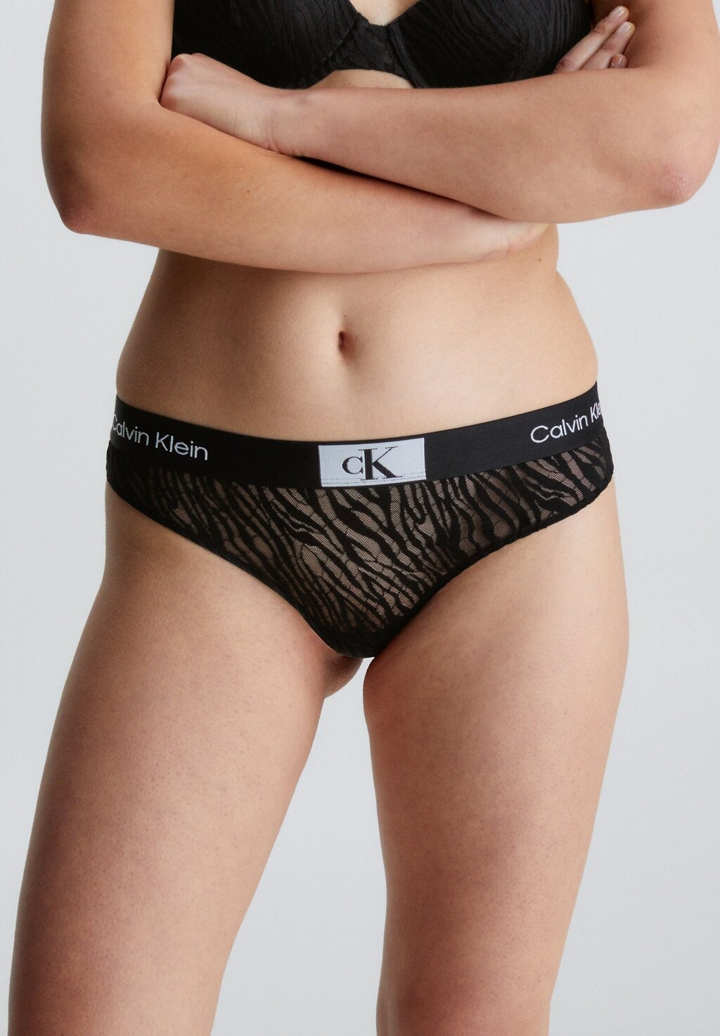 

Стринги МОДЕРН СТРИНГИ Calvin Klein Underwear, черный