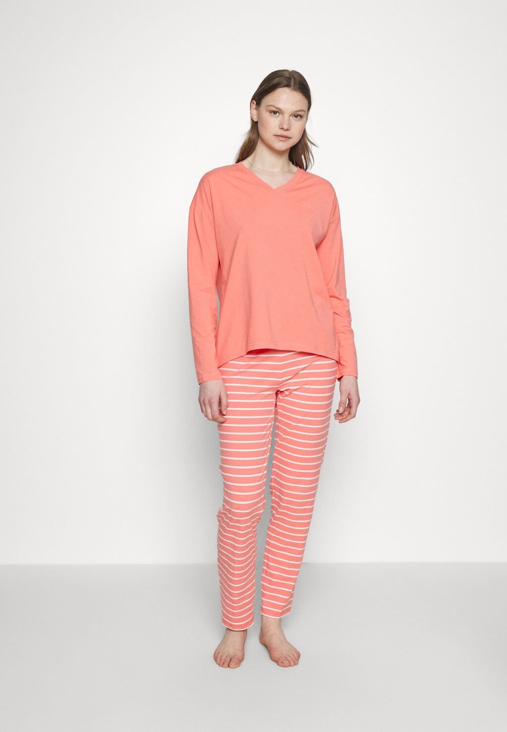

Пижамный комплект Esprit, коралл