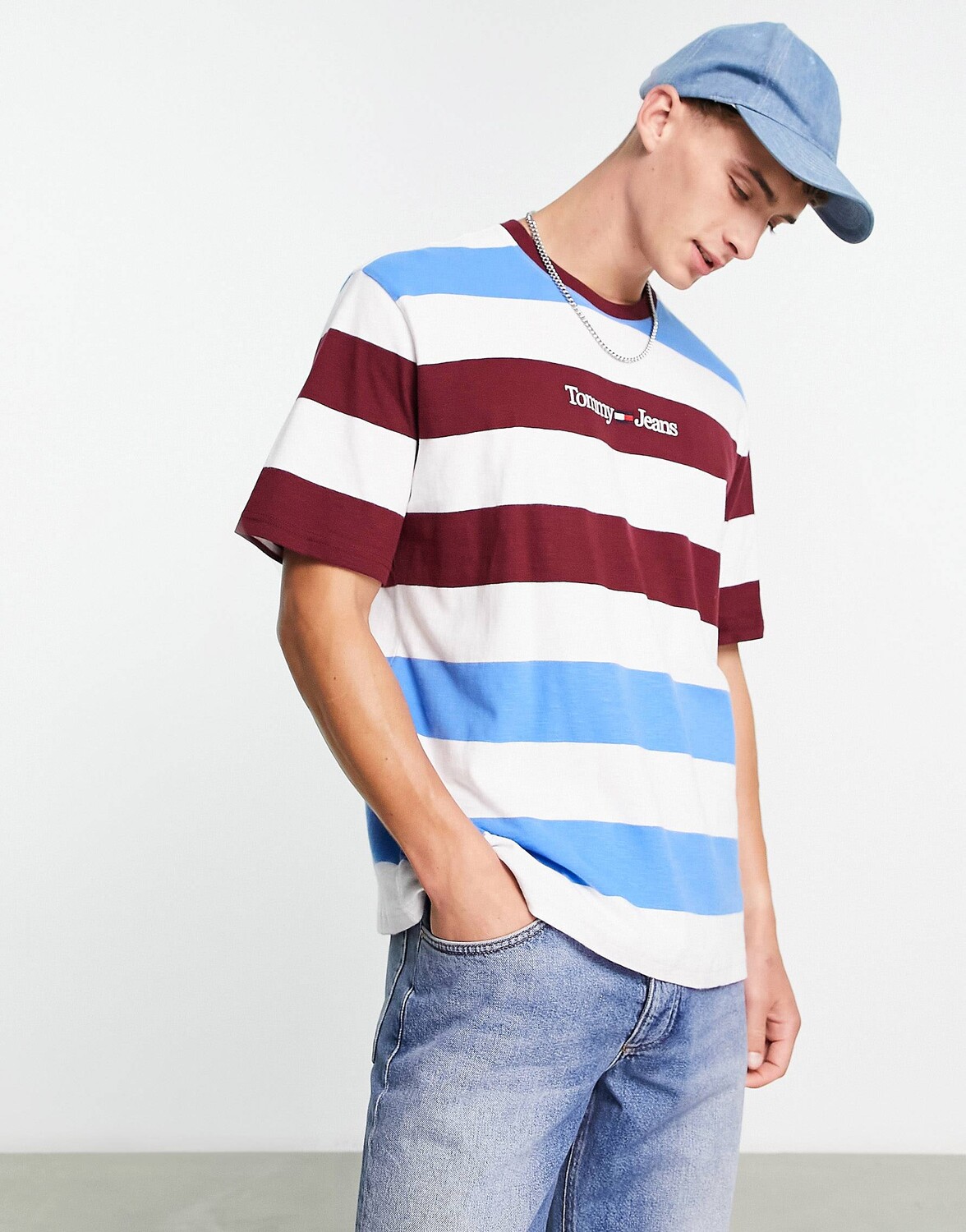 

Белая футболка в полоску с засечками и логотипом Tommy Jeans