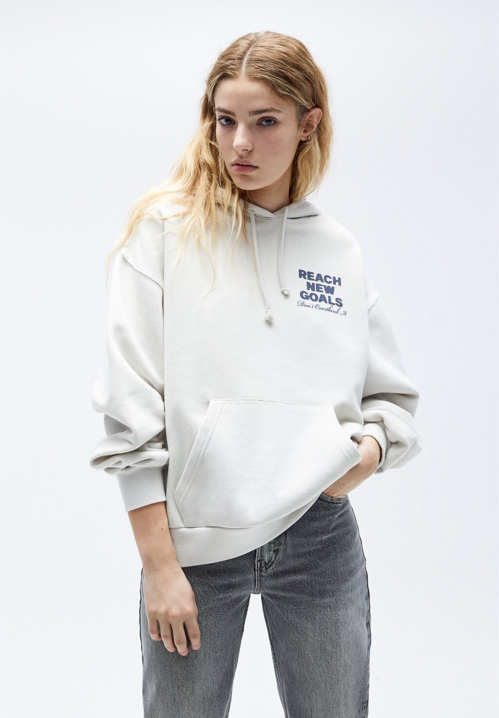 

Толстовка WITH CURVED SLOGAN PULL&BEAR, цвет beige