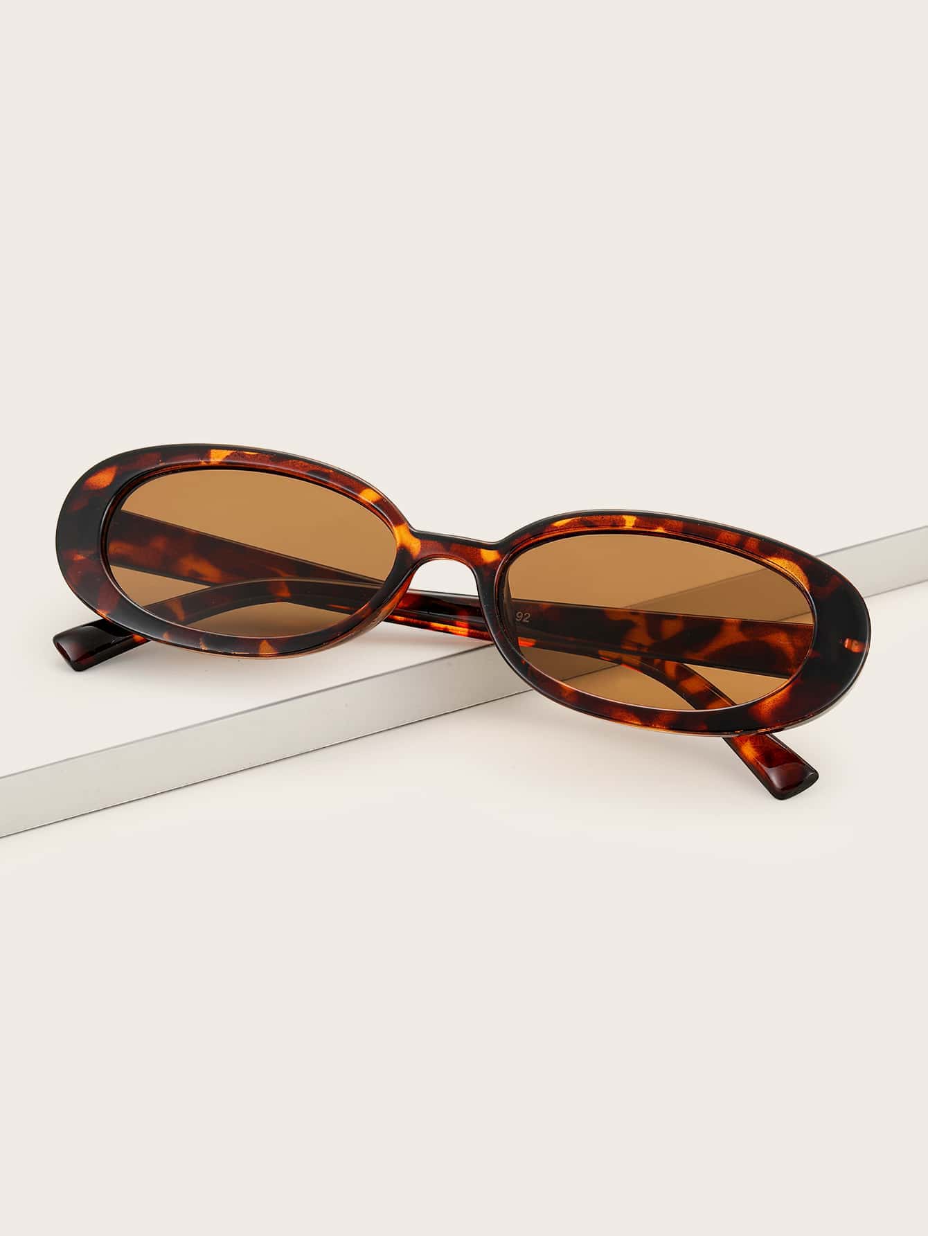 Овальные модные очки в черепаховой оправе для модного винтажного образа в стиле стимпанк