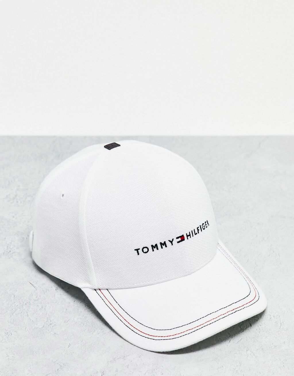

Белая кепка с логотипом и флагом Tommy Hilfiger