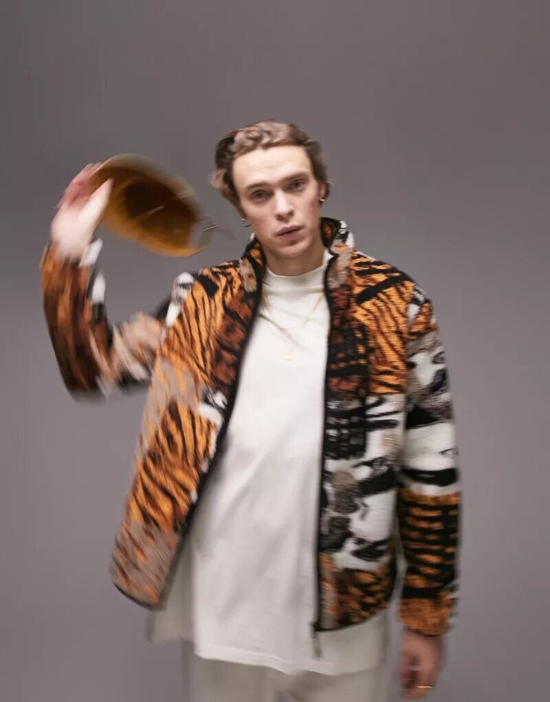 

Коричневая куртка Тедди Topman с анималистическим принтом по всей поверхности