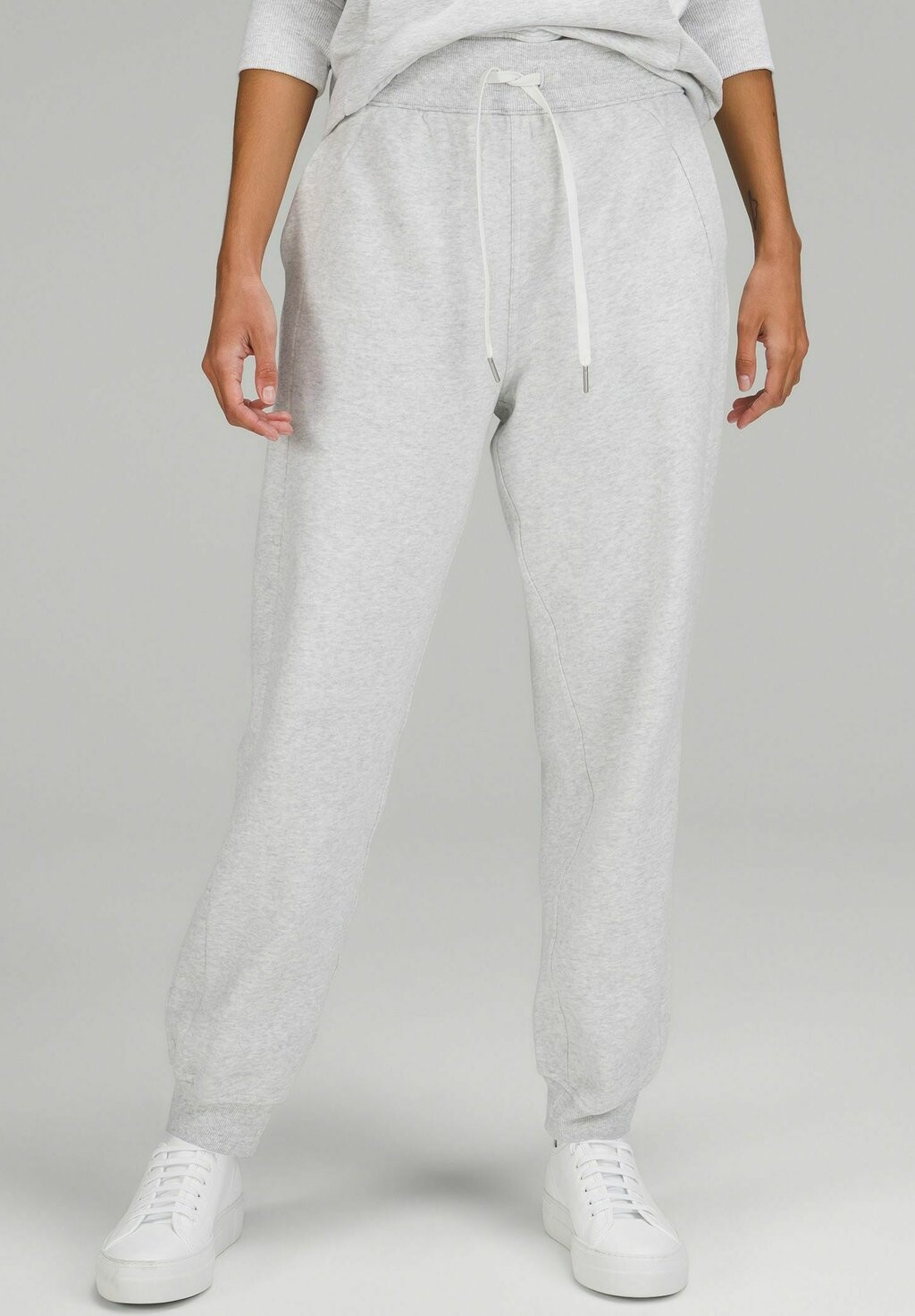 

Спортивные брюки Rise Relaxed Jogger lululemon, цвет heathered core ultra light grey