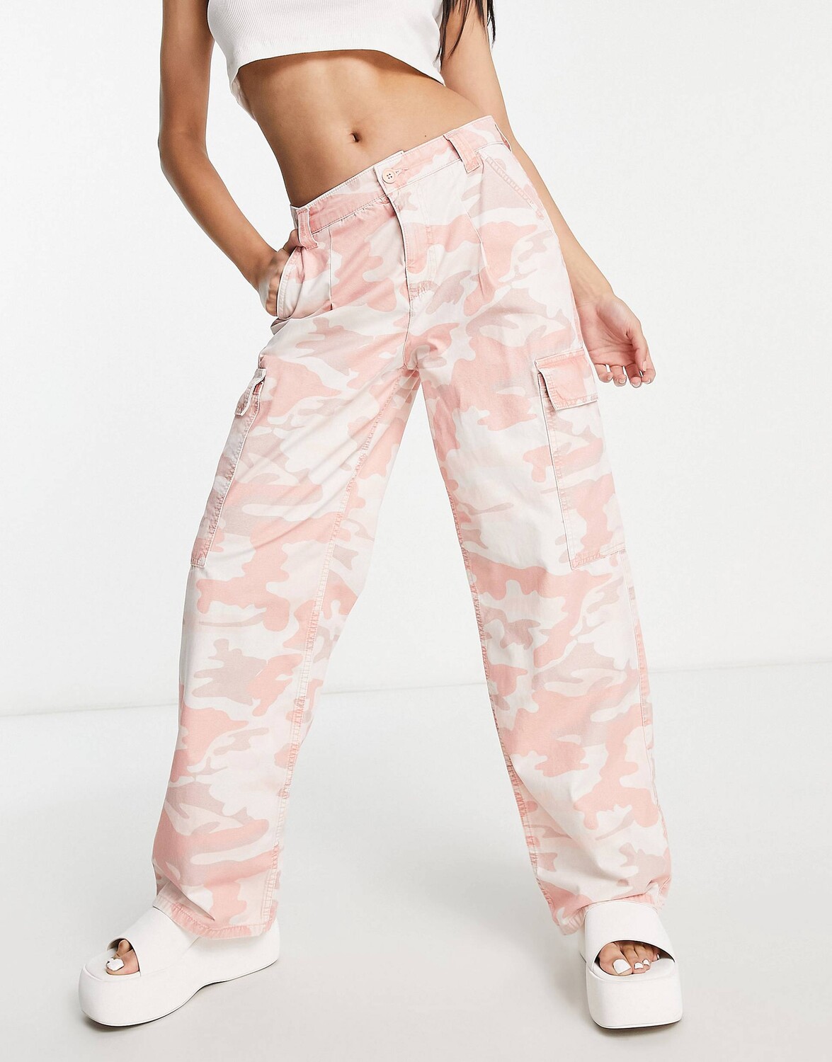 

Розовые камуфляжные брюки оверсайз карго ASOS DESIGN