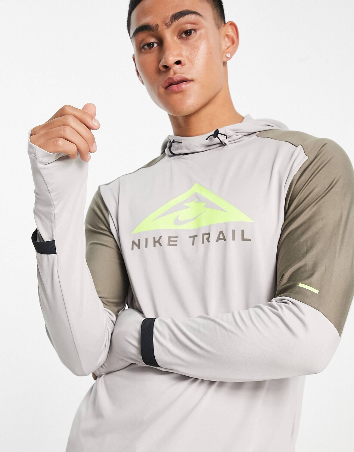 

Серая худи с логотипом Nike Trail Running