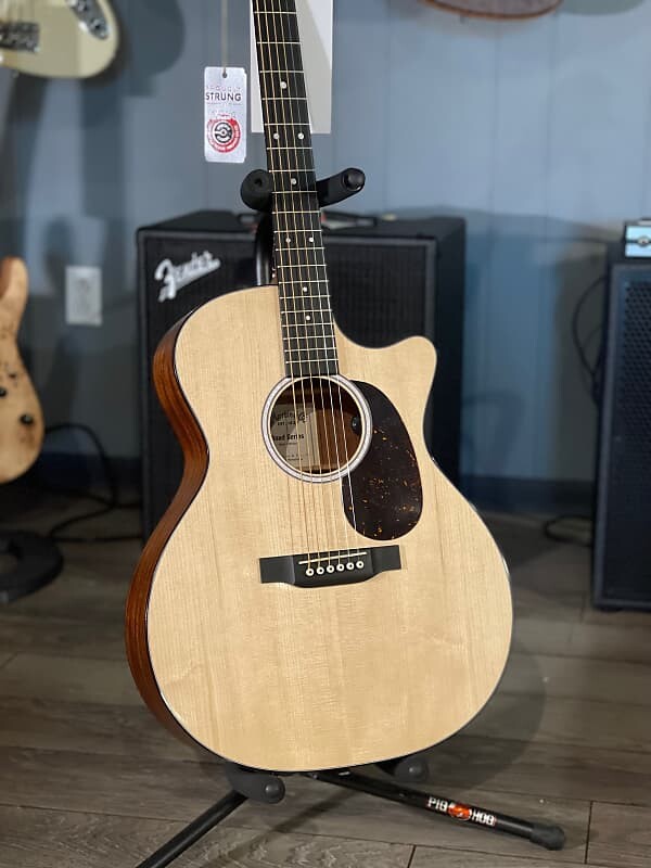 

Martin GPC-11E, Acoustic Electric, дорожная серия № 6328 с бесплатной доставкой