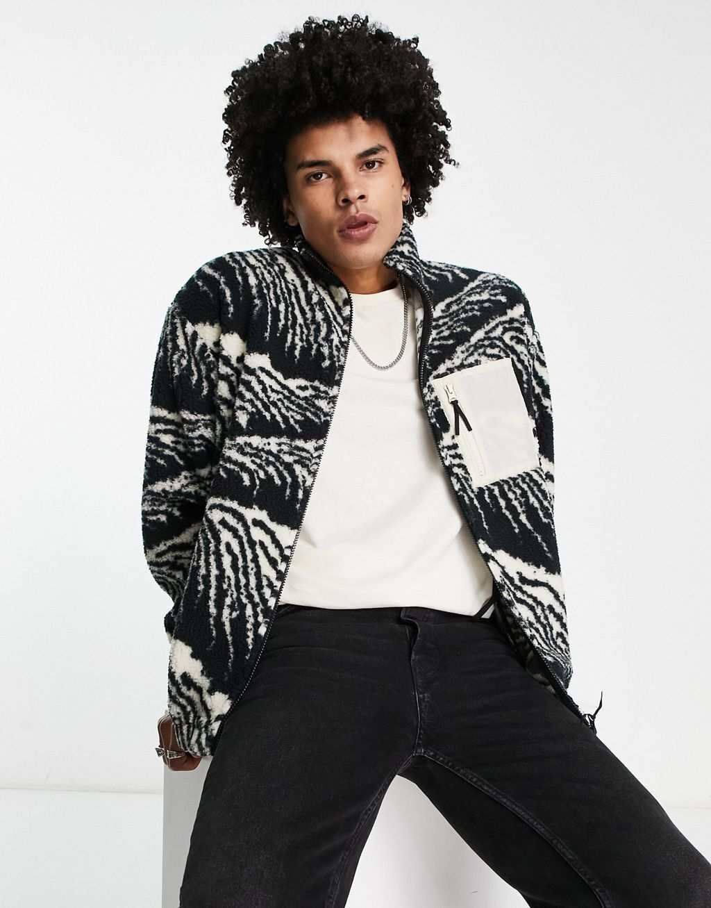 

Черная куртка боргового цвета со сплошным принтом на молнии ASOS DESIGN