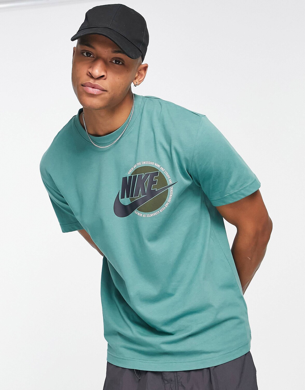 

Светлая футболка Nike Sports Utility из натуральной кожи