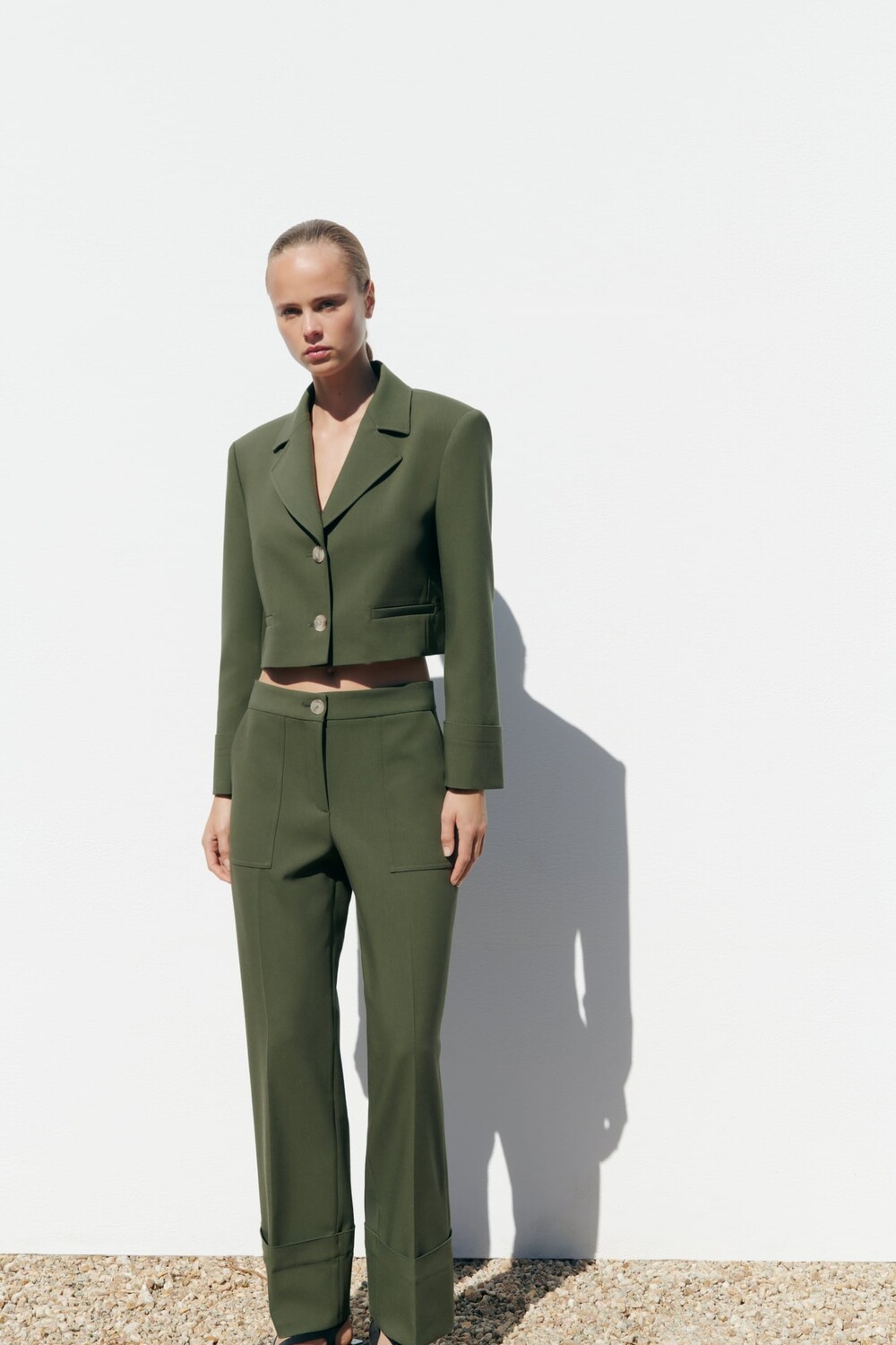 

Укороченный пиджак с отвернутым рукавом ZARA, темный хаки
