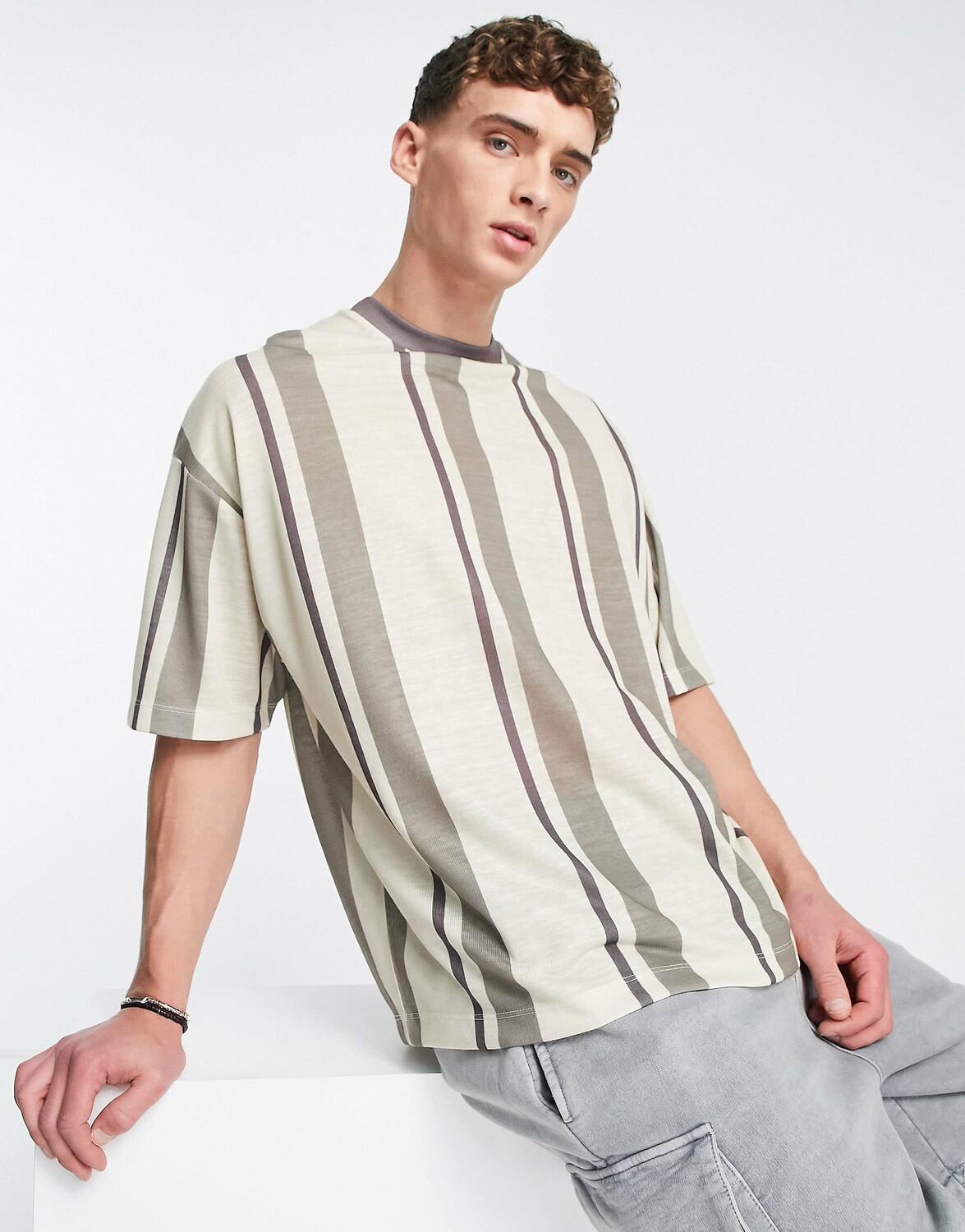 

Нейтральная футболка оверсайз в вертикальную полоску ASOS DESIGN