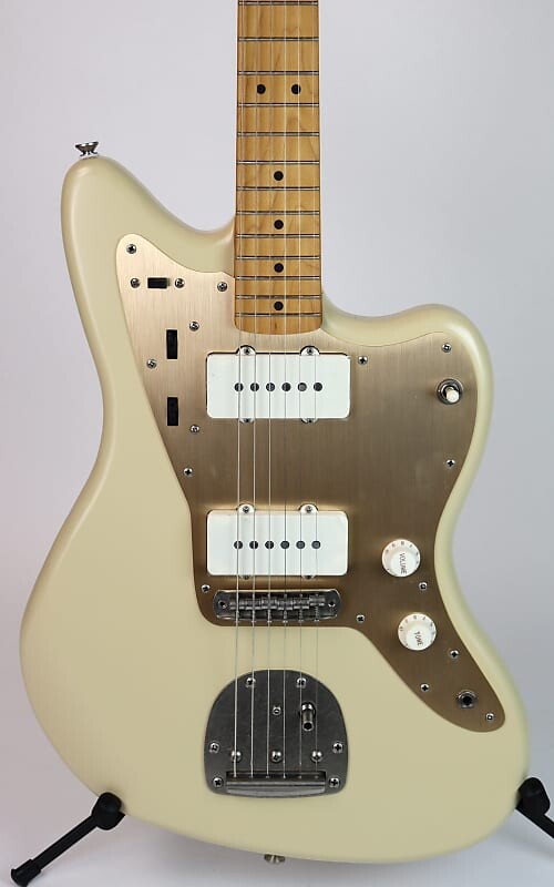 

Squier 40th Anniversary Jazzmaster Vintage Edition Satin Desert Sand Squier 40th Anniversary Jazzmaster Edition