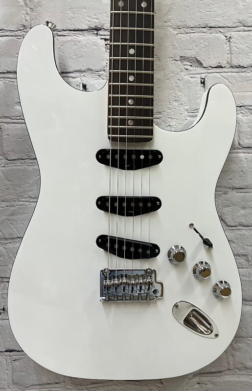 

Специальный Stratocaster серии Fender Aerodyne ярко-белого цвета с сумкой DLX, 7,3 фунта AERODYNESPSTRATRWBWT
