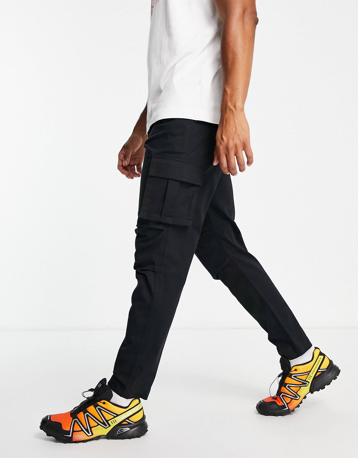 

Черные зауженные брюки карго с объемными карманами ASOS DESIGN