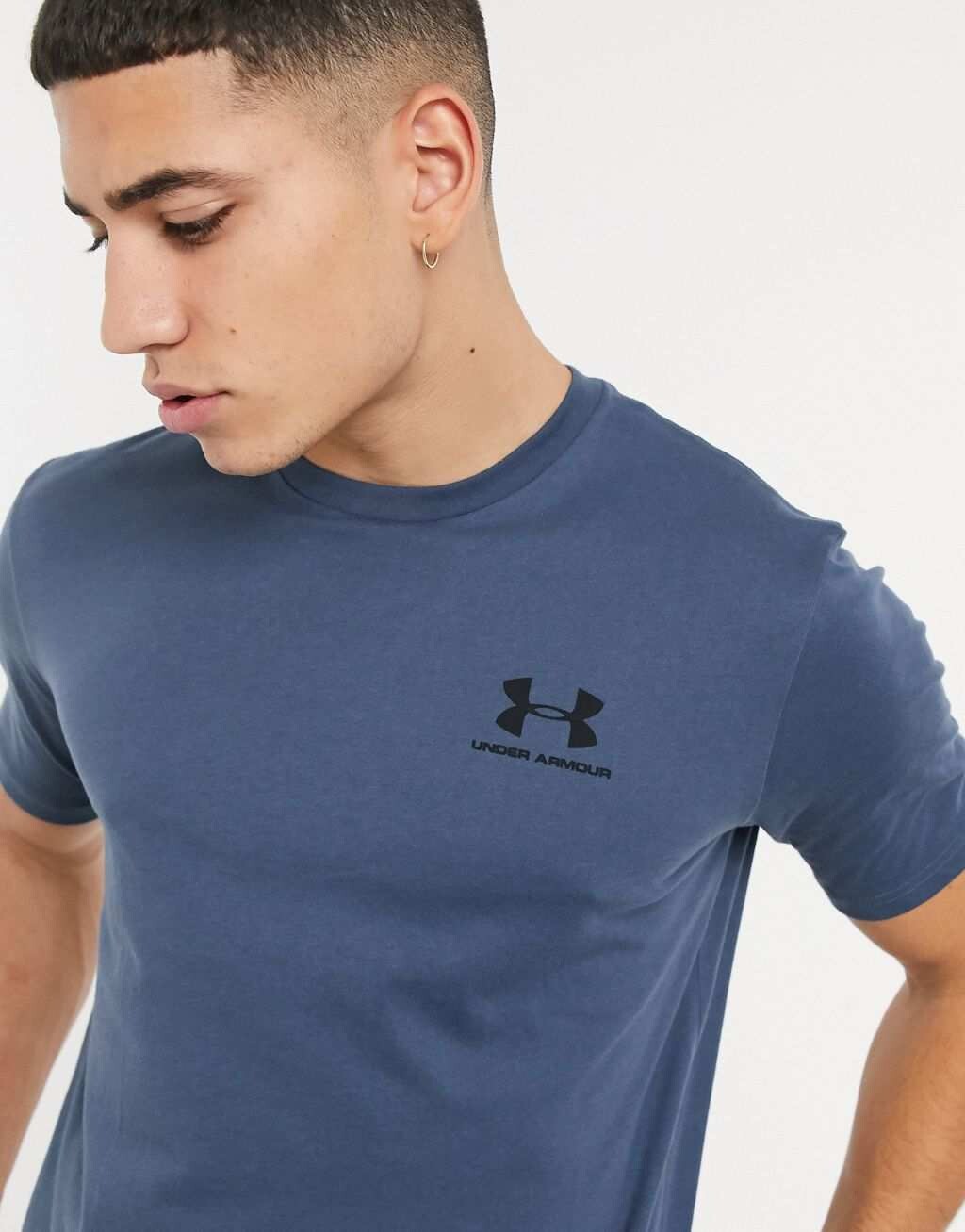 

Темно-синяя футболка с логотипом в спортивном стиле Under Armour