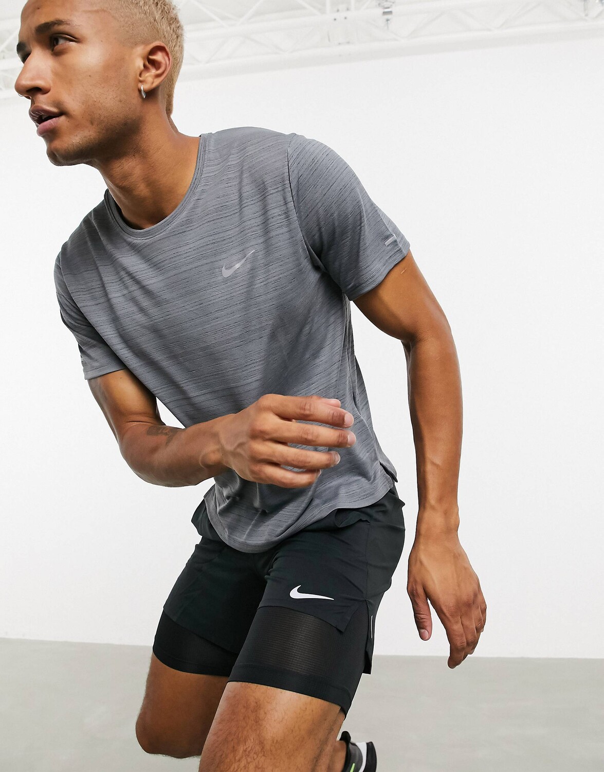 

Серая футболка Nike Running Miler Dri-FIT