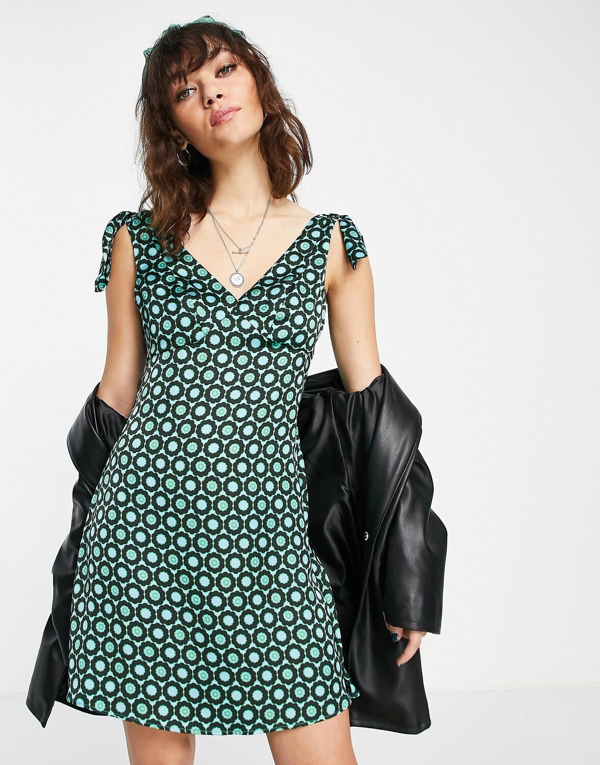 

Зеленое платье-комбинация с завязками на плечах и цветочным принтом Topshop