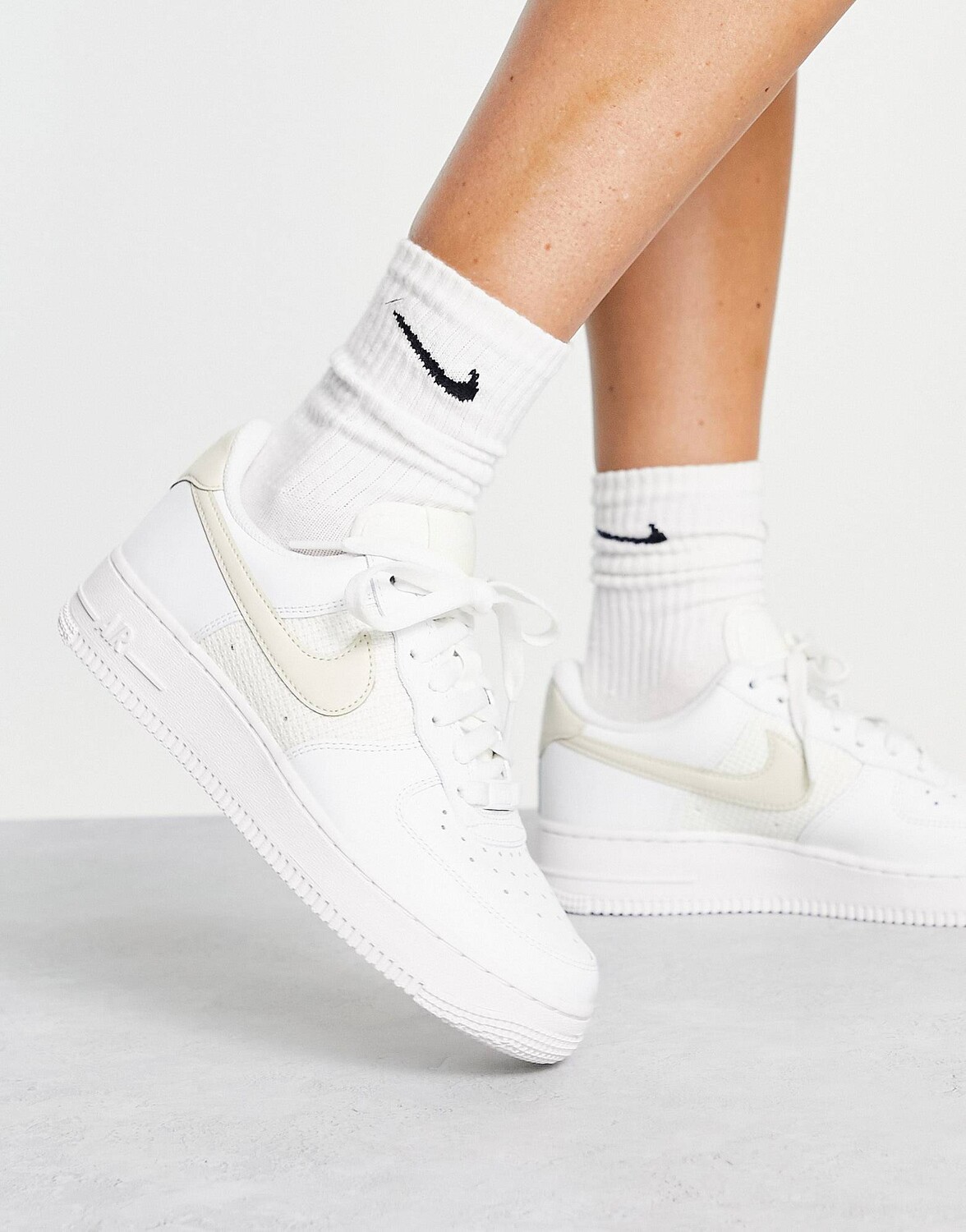

Бело-желтые кроссовки Nike Air Force 1 '07