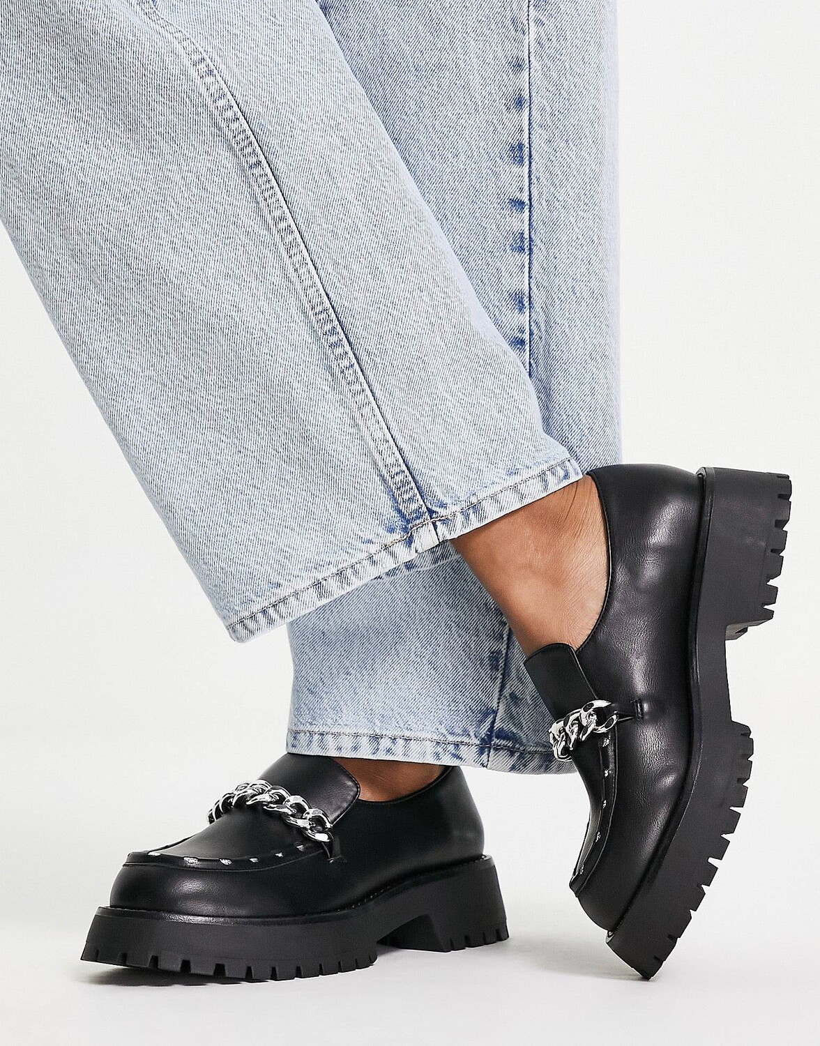 

Черные массивные лоферы на плоской подошве с цепочкой ASOS DESIGN Maze