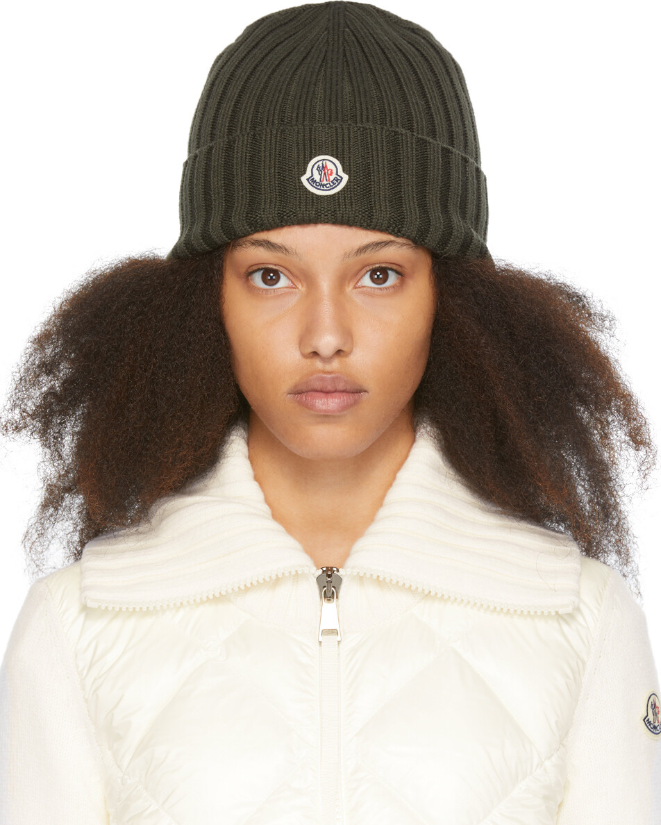 

Зеленая шапка с логотипом Moncler