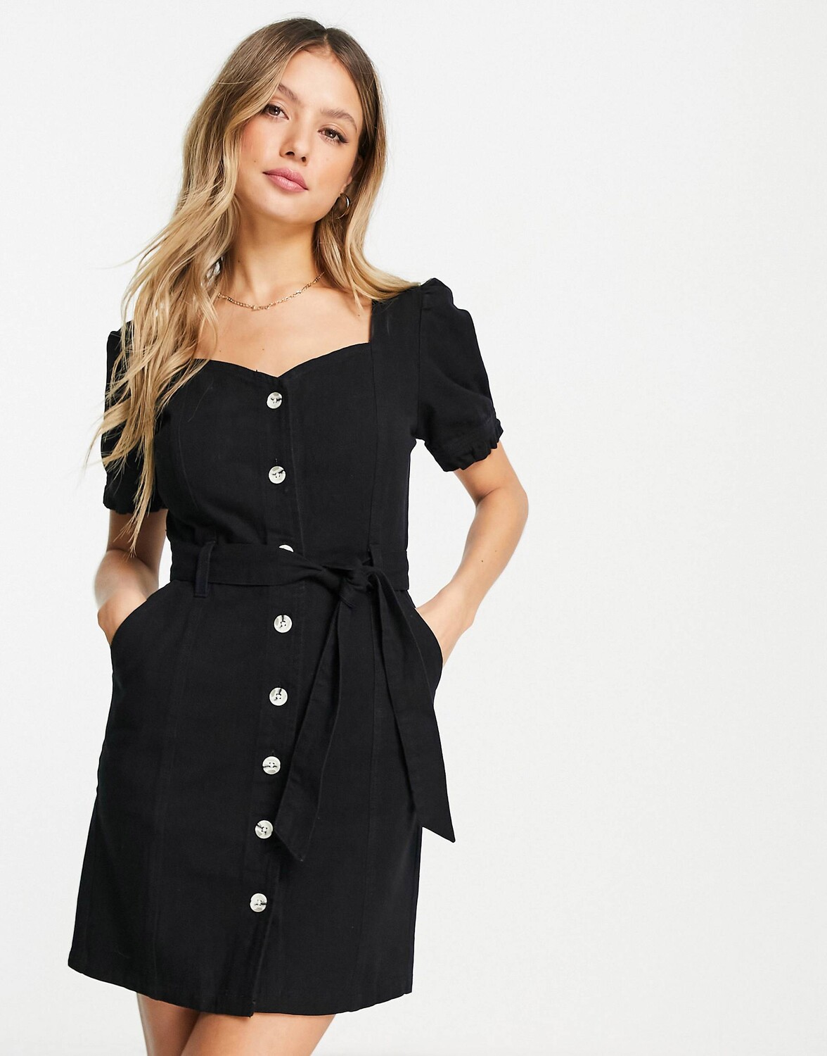 

Черное платье с вырезом сердечком и поясом Miss Selfridge