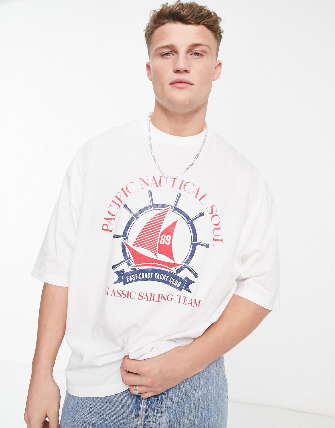 

Белая оверсайз-футболка с принтом яхты спереди ASOS DESIGN