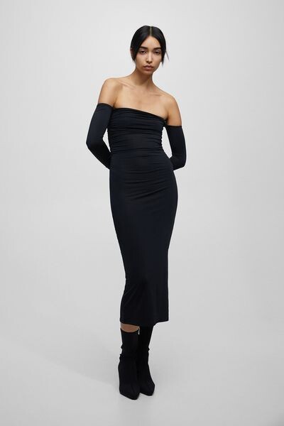 

Рукава черного платья PULL&BEAR