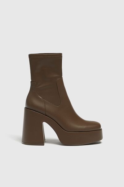 

Эластичные ботильоны на платформе PULL&BEAR