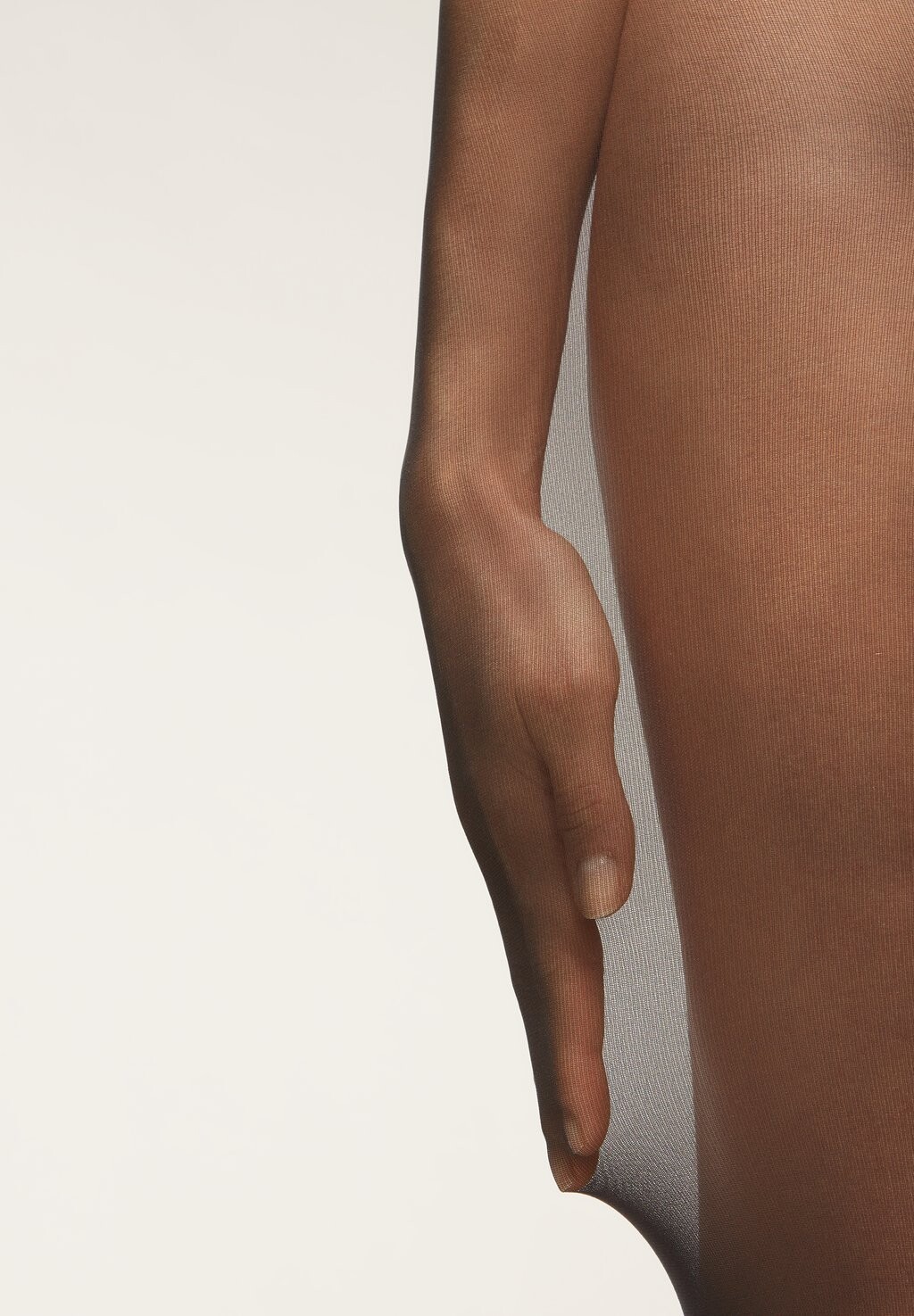 Рука на ляжке. Touching tight. Трогает за ляжки. Touching tight. Мужская рука на женском колене.