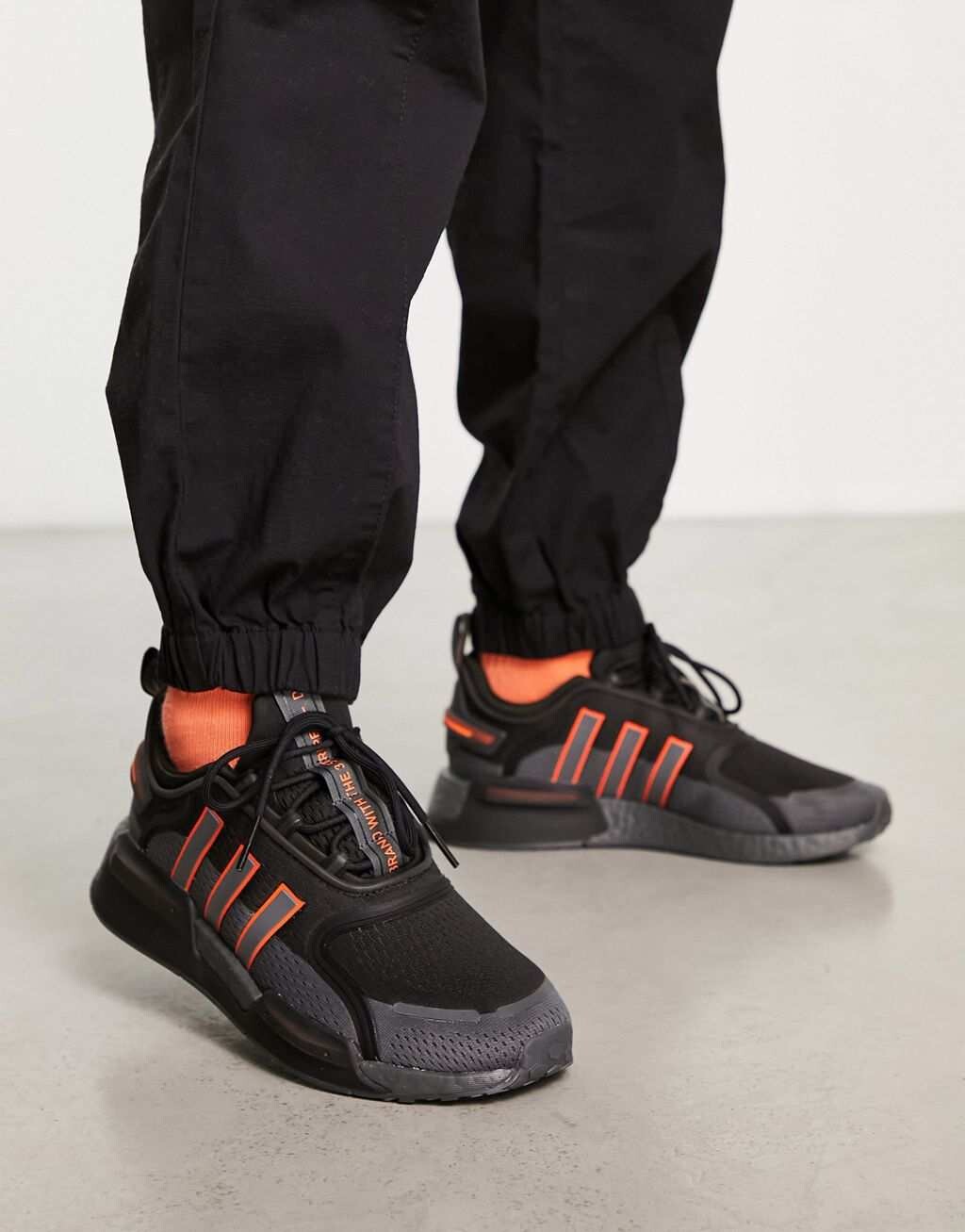 

Черно-оранжевые кроссовки adidas Originals NMD_V3