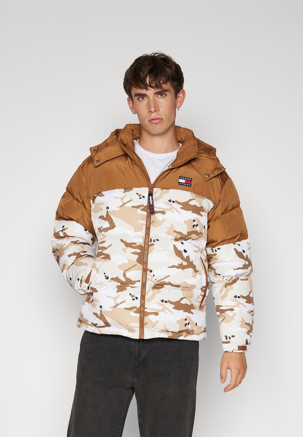 

Куртка Tommy Jeans АЛЯСКА ПУФФЕР, цвет woodland beige