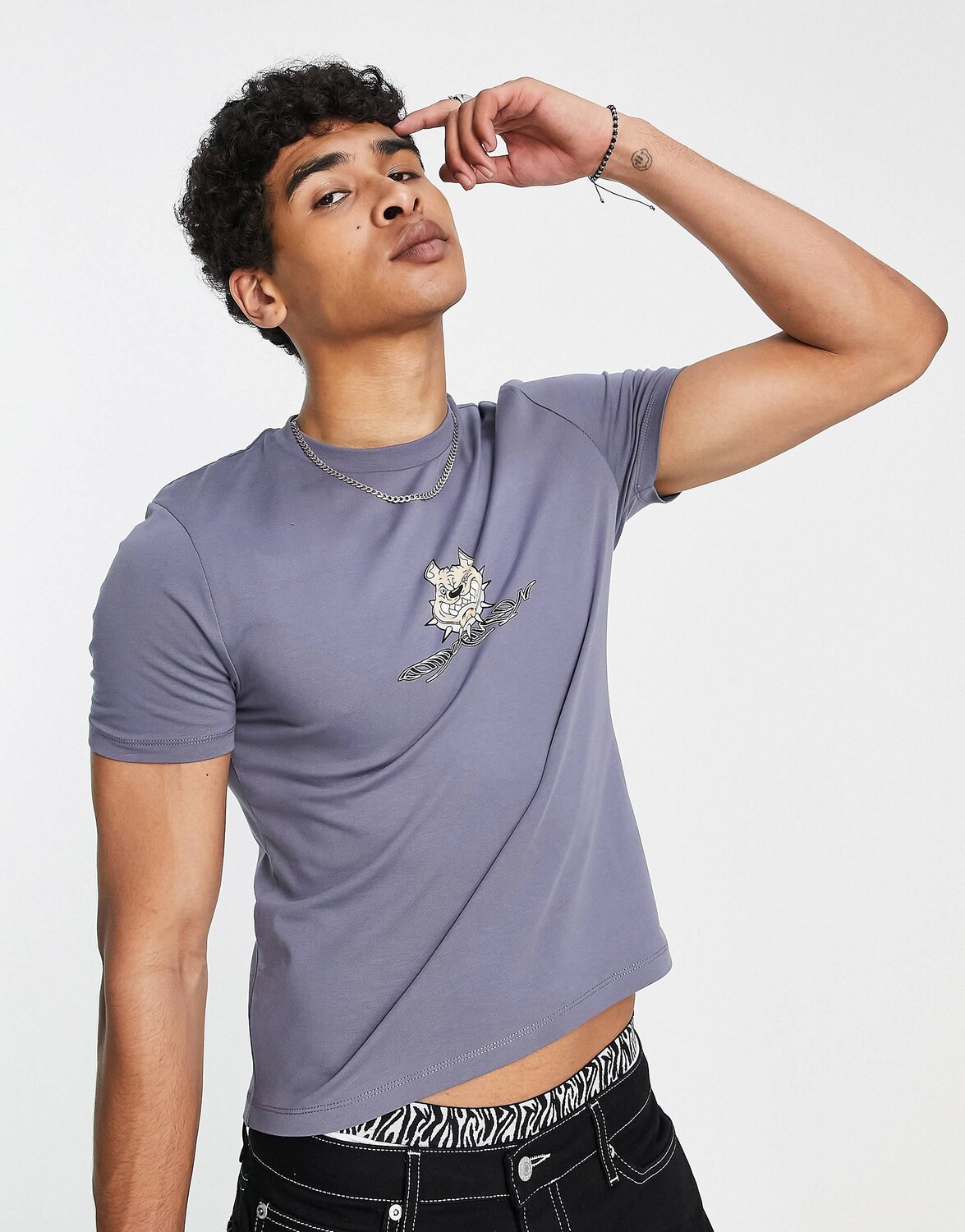 

Синяя футболка укороченного кроя с принтом на груди ASOS DESIGN ASOS DESIGN